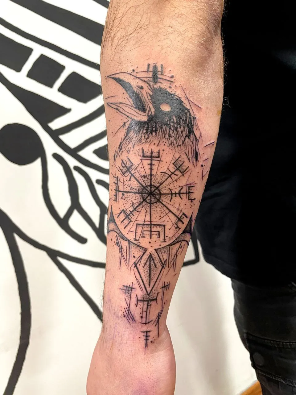 Татуировка с вороном и часами на предплечье, студия Neon Tattoo в Кишинёве
