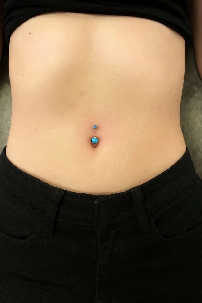 Пирсинг пупка, студия Neon Tattoo в Кишинёве