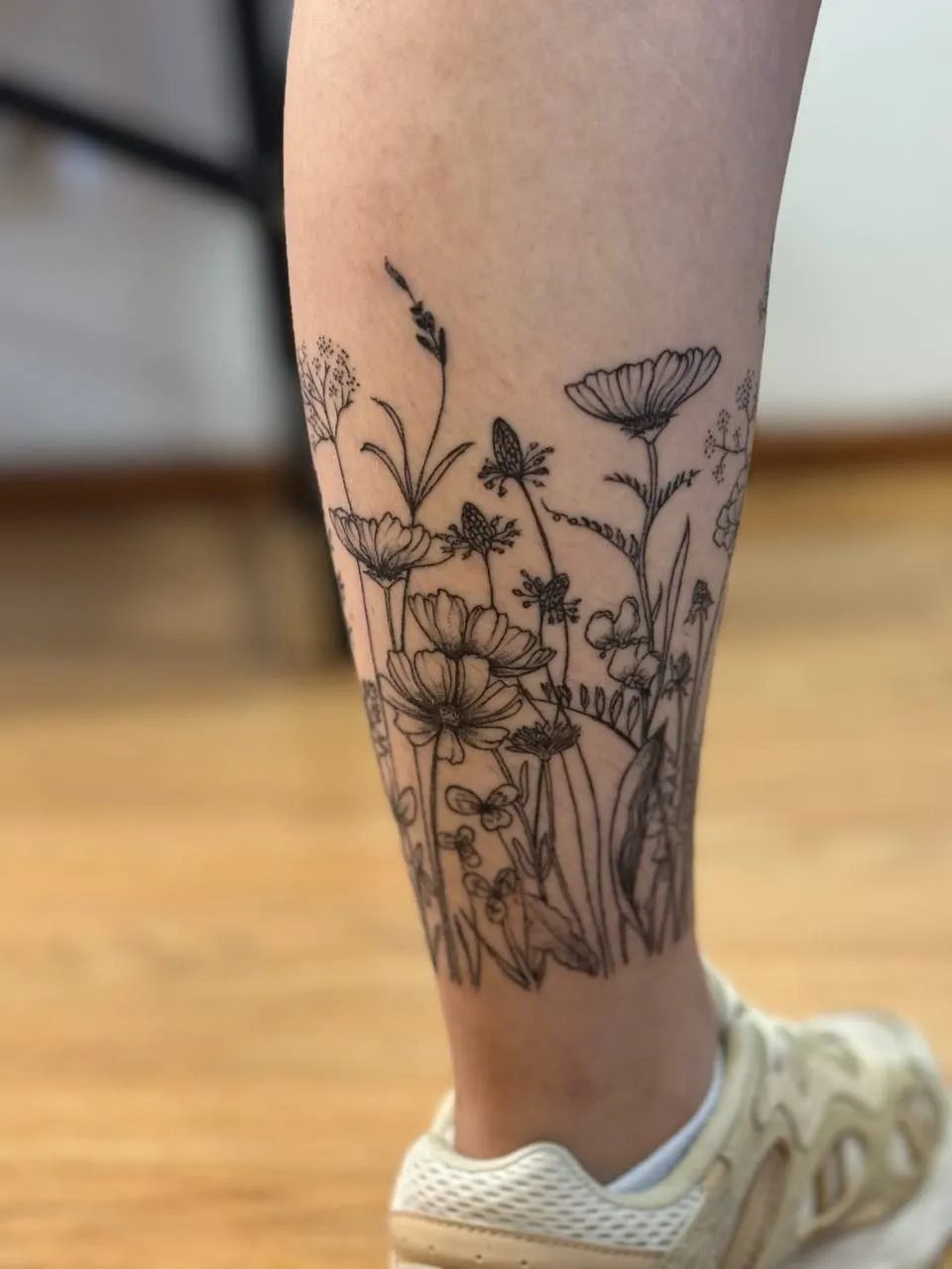 Татуировка с цветами на ноге, студия Neon Tattoo в Кишинёве