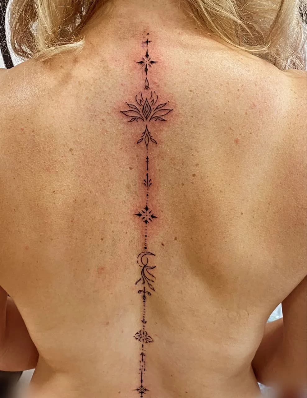 Татуировка с цветами на спине, студия Neon Tattoo в Кишинёве