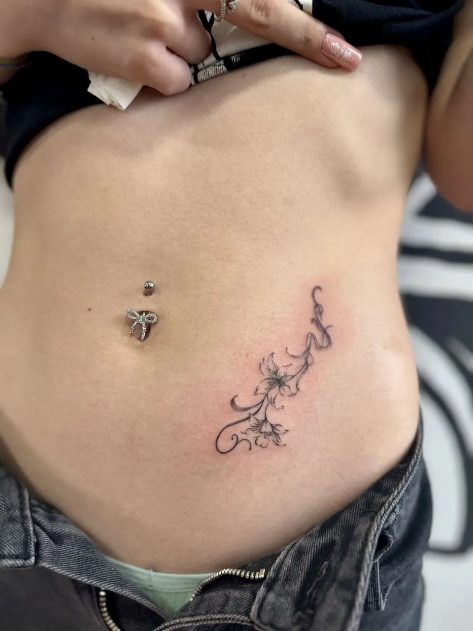 Татуировка с цветами на животе, студия Neon Tattoo в Кишинёве