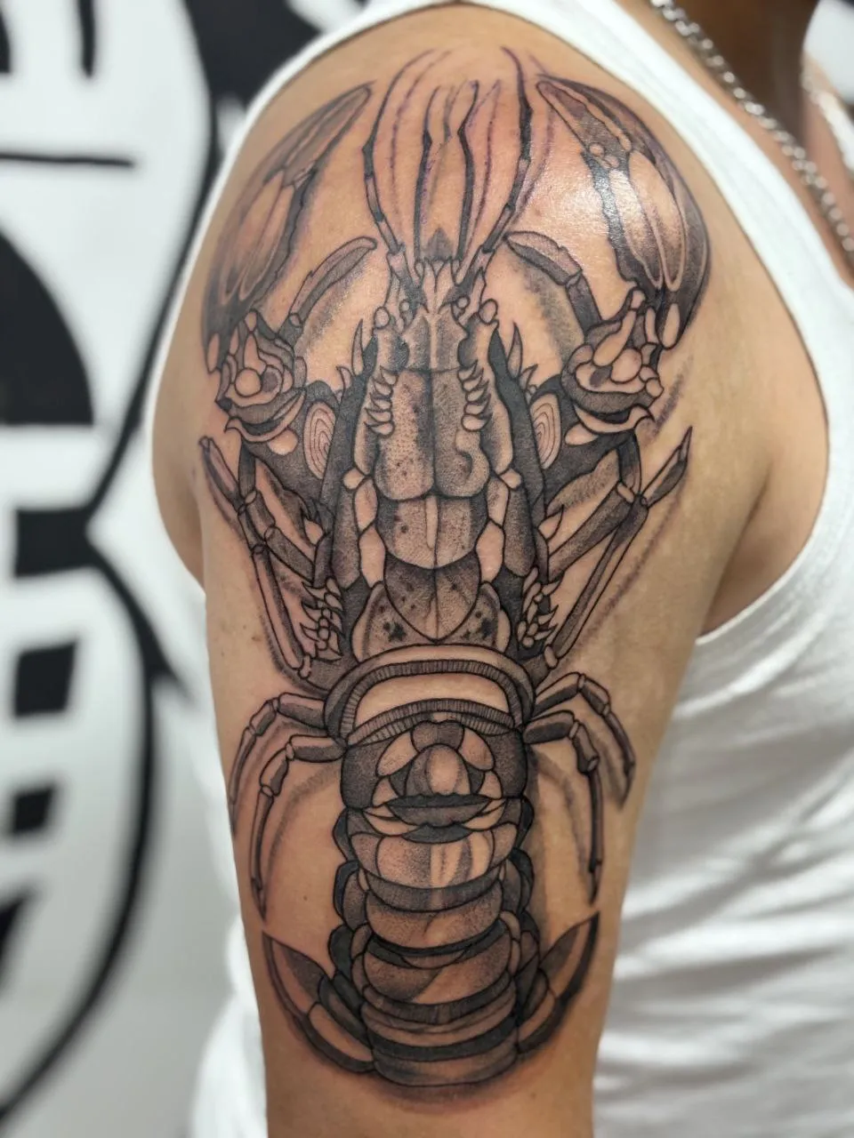 Татуировка рака на плече, студия Neon Tattoo в Кишинёве